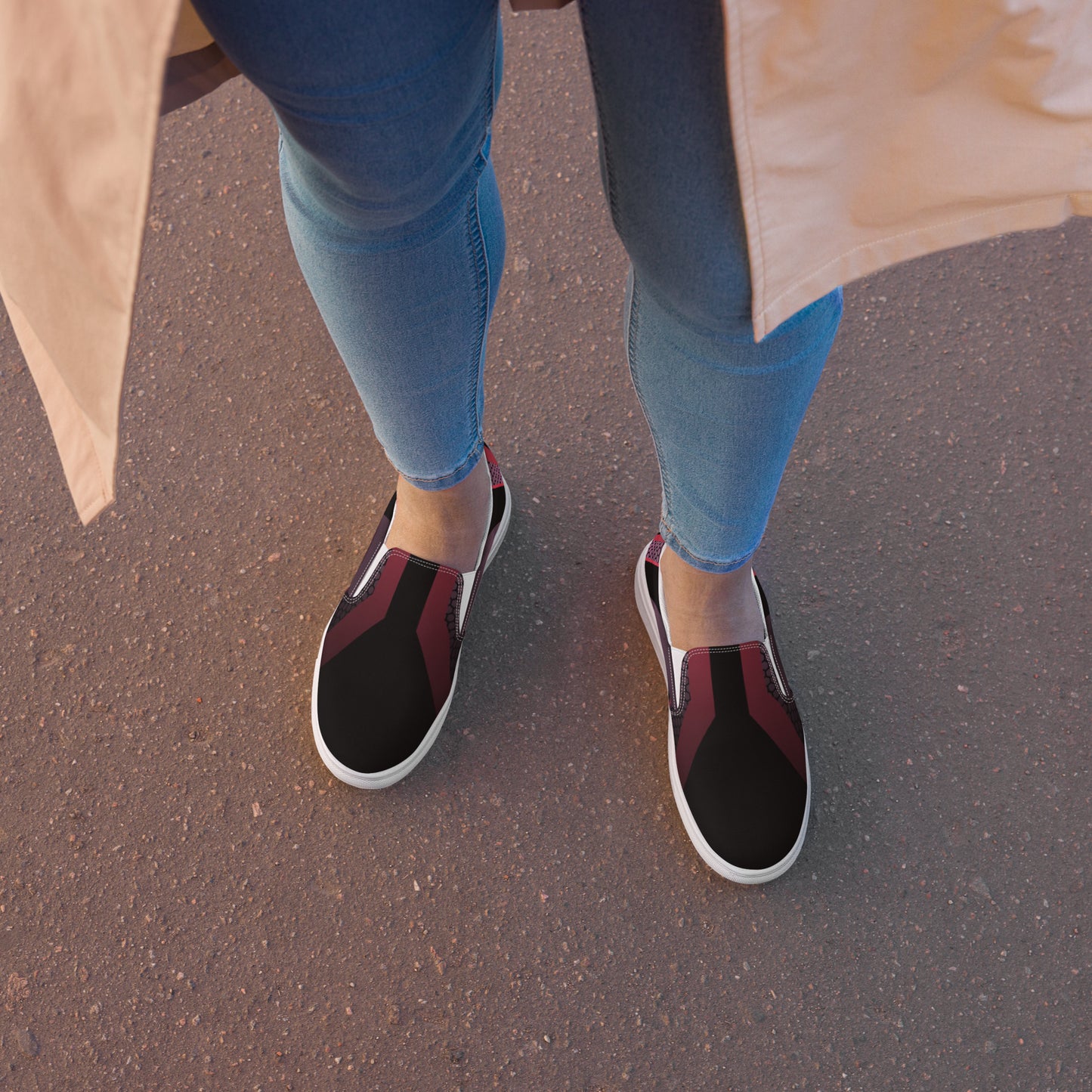 Women’s slip-on canvas shoes black with pink geo